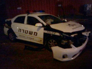  بالصور: حادث طرق بين سيارة شرطة ومركبة في المنطقة الصناعية باللد